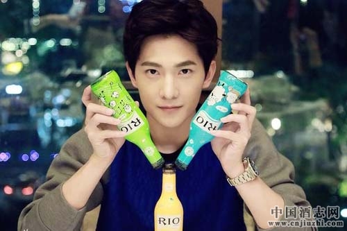 RIO�״�����Ʒ��ֲ��ģʽ��Я��΢΢һЦ����ǡ�ǿ����Ϯ