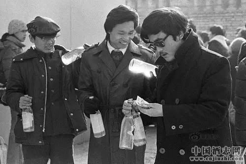 1987�괺��ǰϦ������ũչ�ݾٰ�ũ����Ʒչ���ᣬ�����ų��������ؾƣ�������ʱ���Ŷӣ��⼸����������������